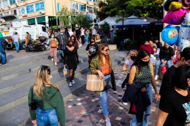 Atina, Yunanistan - 07 Kasım 2021 Coronavirus salgını sırasında Monastiraki Meydanı 'ndaki kalabalık, maskeyi sokakta takmak zorunda değil, ama bir çok insan takıyor.