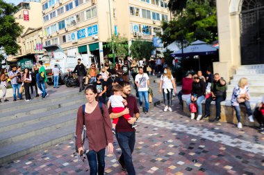 Atina, Yunanistan - 07 Kasım 2021 Coronavirus salgını sırasında Monastiraki Meydanı 'ndaki kalabalık, maskeyi sokakta takmak zorunda değil, ama bir çok insan takıyor.