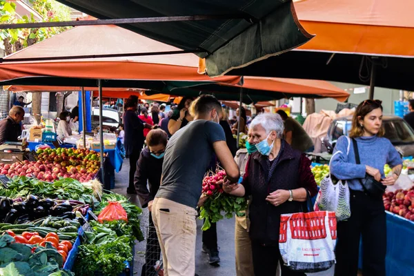 Atina, Yunanistan - 06 Kasım 2021 Exarchia bölgesindeki Kallidromiou caddesindeki Tipik Atina pazarı, canlı, koku ve yaşam dolu. Taze sebze, baharat, fındık, zeytin, balık pazarı.