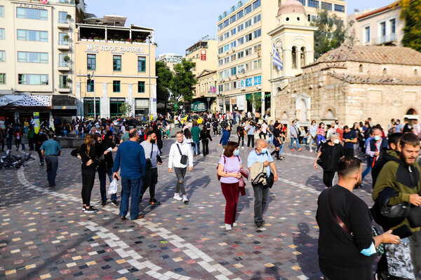 Афины, Греция - 07 ноября 2021 года Толпа людей на площади Монастираки во время эпидемии коронавируса, маска не является обязательным на улице, но многие люди носят его