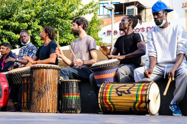 Atina, Yunanistan - 07 Kasım 2021 Coronavirus salgını sırasında Monastiraki Meydanı 'ndaki kalabalık, maskeyi sokakta takmak zorunda değil, ama bir çok insan takıyor.