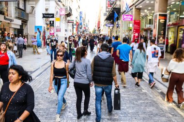 Atina, Yunanistan - Yunanistan - 07 Kasım 2021 Coronavirüs salgını sırasında Ermou Caddesi 'nde yürüyen ve alışveriş yapan kalabalık, maskeyi sokakta takmak zorunda değil, fakat pek çok kişi takıyor.