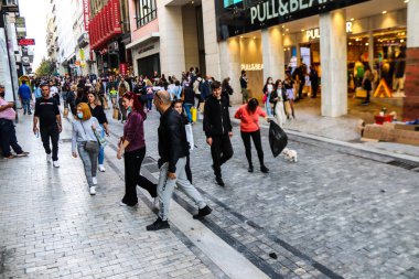 Atina, Yunanistan - Yunanistan - 07 Kasım 2021 Coronavirüs salgını sırasında Ermou Caddesi 'nde yürüyen ve alışveriş yapan kalabalık, maskeyi sokakta takmak zorunda değil, fakat pek çok kişi takıyor.