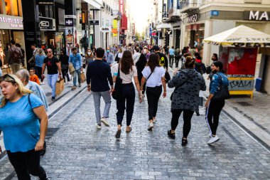 Atina, Yunanistan - Yunanistan - 07 Kasım 2021 Coronavirüs salgını sırasında Ermou Caddesi 'nde yürüyen ve alışveriş yapan kalabalık, maskeyi sokakta takmak zorunda değil, fakat pek çok kişi takıyor.