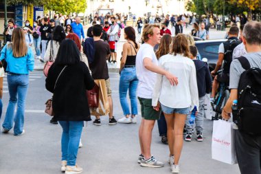 Atina, Yunanistan - Yunanistan - 07 Kasım 2021 Coronavirüs salgını sırasında Ermou Caddesi 'nde yürüyen ve alışveriş yapan kalabalık, maskeyi sokakta takmak zorunda değil, fakat pek çok kişi takıyor.
