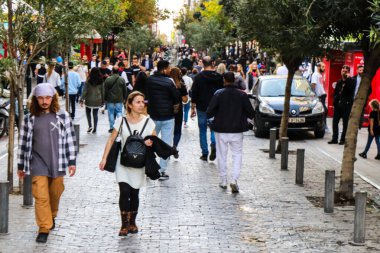 Atina, Yunanistan - Yunanistan - 07 Kasım 2021 Coronavirüs salgını sırasında Ermou Caddesi 'nde yürüyen ve alışveriş yapan kalabalık, maskeyi sokakta takmak zorunda değil, fakat pek çok kişi takıyor.