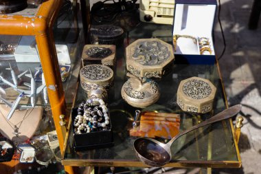 Atina, Yunanistan - 07 Kasım 2021 Ünlü Monastiraki bit pazarı. Avissinas Meydanı 'nda antika satıcıları ve ikinci el satıcılar antika, gümüş çatal bıçak ve deri eşyalar sunuyorlar.