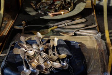 Atina, Yunanistan - 07 Kasım 2021 Ünlü Monastiraki bit pazarı. Avissinas Meydanı 'nda antika satıcıları ve ikinci el satıcılar antika, gümüş çatal bıçak ve deri eşyalar sunuyorlar.