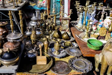Atina, Yunanistan - 07 Kasım 2021 Ünlü Monastiraki bit pazarı. Avissinas Meydanı 'nda antika satıcıları ve ikinci el satıcılar antika, gümüş çatal bıçak ve deri eşyalar sunuyorlar.