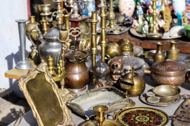 Atina, Yunanistan - 07 Kasım 2021 Ünlü Monastiraki bit pazarı. Avissinas Meydanı 'nda antika satıcıları ve ikinci el satıcılar antika, gümüş çatal bıçak ve deri eşyalar sunuyorlar.