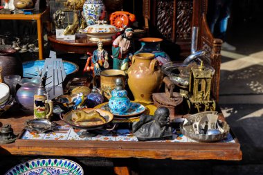 Atina, Yunanistan - 07 Kasım 2021 Ünlü Monastiraki bit pazarı. Avissinas Meydanı 'nda antika satıcıları ve ikinci el satıcılar antika, gümüş çatal bıçak ve deri eşyalar sunuyorlar.