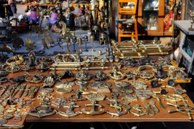 Atina, Yunanistan - 07 Kasım 2021 Ünlü Monastiraki bit pazarı. Avissinas Meydanı 'nda antika satıcıları ve ikinci el satıcılar antika, gümüş çatal bıçak ve deri eşyalar sunuyorlar.