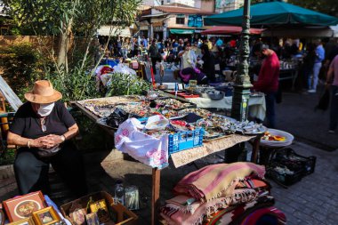 Atina, Yunanistan - 07 Kasım 2021 Ünlü Monastiraki bit pazarı. Avissinas Meydanı 'nda antika satıcıları ve ikinci el satıcılar antika, gümüş çatal bıçak ve deri eşyalar sunuyorlar.