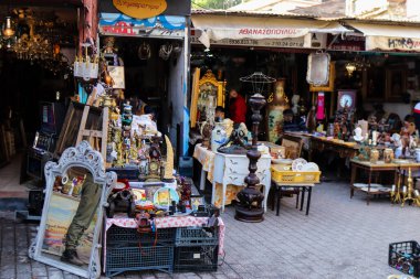 Atina, Yunanistan - 07 Kasım 2021 Ünlü Monastiraki bit pazarı. Avissinas Meydanı 'nda antika satıcıları ve ikinci el satıcılar antika, gümüş çatal bıçak ve deri eşyalar sunuyorlar.