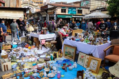 Atina, Yunanistan - 07 Kasım 2021 Ünlü Monastiraki bit pazarı. Avissinas Meydanı 'nda antika satıcıları ve ikinci el satıcılar antika, gümüş çatal bıçak ve deri eşyalar sunuyorlar.