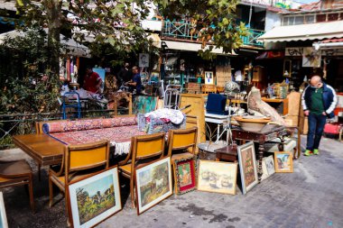Atina, Yunanistan - 07 Kasım 2021 Ünlü Monastiraki bit pazarı. Avissinas Meydanı 'nda antika satıcıları ve ikinci el satıcılar antika, gümüş çatal bıçak ve deri eşyalar sunuyorlar.