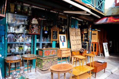 Atina, Yunanistan - 07 Kasım 2021 Ünlü Monastiraki bit pazarı. Avissinas Meydanı 'nda antika satıcıları ve ikinci el satıcılar antika, gümüş çatal bıçak ve deri eşyalar sunuyorlar.