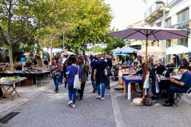 Atina, Yunanistan - 07 Kasım 2021 Ünlü Monastiraki bit pazarı. Avissinas Meydanı 'nda antika satıcıları ve ikinci el satıcılar antika, gümüş çatal bıçak ve deri eşyalar sunuyorlar.