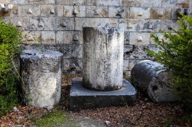 Atina, Yunanistan - 07 Kasım 2021 Antik Agora. Antik çağlarda Atina 'nın ana meydanı olan Agora kültürel, siyasi, ticari ve sosyal yaşamın merkeziydi. Bugün sadece harabeler kaldı.