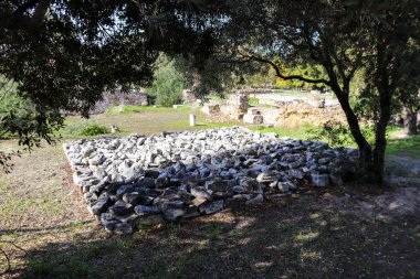Atina, Yunanistan - 07 Kasım 2021 Antik Agora. Antik çağlarda Atina 'nın ana meydanı olan Agora kültürel, siyasi, ticari ve sosyal yaşamın merkeziydi. Bugün sadece harabeler kaldı.