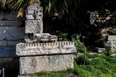 Atina, Yunanistan - 07 Kasım 2021 Antik Agora. Antik çağlarda Atina 'nın ana meydanı olan Agora kültürel, siyasi, ticari ve sosyal yaşamın merkeziydi. Bugün sadece harabeler kaldı.