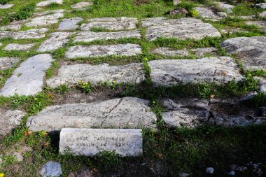 Atina, Yunanistan - 07 Kasım 2021 Antik Agora. Antik çağlarda Atina 'nın ana meydanı olan Agora kültürel, siyasi, ticari ve sosyal yaşamın merkeziydi. Bugün sadece harabeler kaldı.