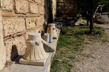 Atina, Yunanistan - 07 Kasım 2021 Antik Agora. Antik çağlarda Atina 'nın ana meydanı olan Agora kültürel, siyasi, ticari ve sosyal yaşamın merkeziydi. Bugün sadece harabeler kaldı.