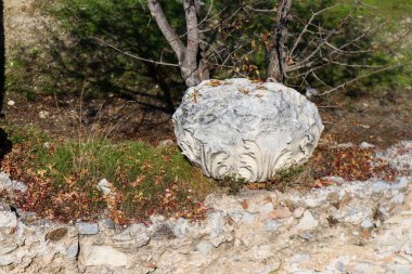 Atina, Yunanistan - 07 Kasım 2021 Antik Agora. Antik çağlarda Atina 'nın ana meydanı olan Agora kültürel, siyasi, ticari ve sosyal yaşamın merkeziydi. Bugün sadece harabeler kaldı.