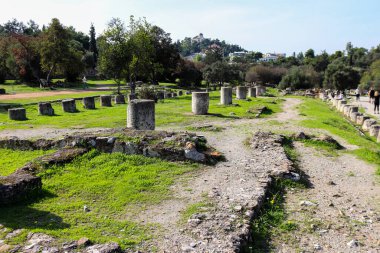 Atina, Yunanistan - 07 Kasım 2021 Antik Agora. Antik çağlarda Atina 'nın ana meydanı olan Agora kültürel, siyasi, ticari ve sosyal yaşamın merkeziydi. Bugün sadece harabeler kaldı.