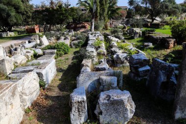 Atina, Yunanistan - 07 Kasım 2021 Antik Agora. Antik çağlarda Atina 'nın ana meydanı olan Agora kültürel, siyasi, ticari ve sosyal yaşamın merkeziydi. Bugün sadece harabeler kaldı.