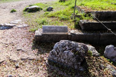 Atina, Yunanistan - 07 Kasım 2021 Antik Agora. Antik çağlarda Atina 'nın ana meydanı olan Agora kültürel, siyasi, ticari ve sosyal yaşamın merkeziydi. Bugün sadece harabeler kaldı.