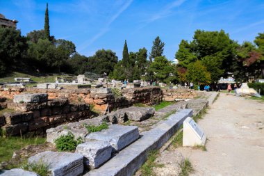 Atina, Yunanistan - 07 Kasım 2021 Antik Agora. Antik çağlarda Atina 'nın ana meydanı olan Agora kültürel, siyasi, ticari ve sosyal yaşamın merkeziydi. Bugün sadece harabeler kaldı.