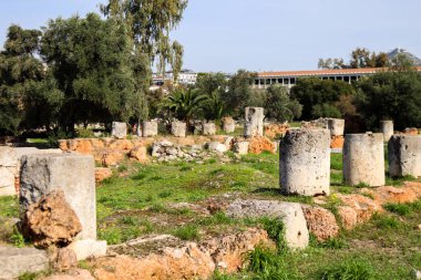 Atina, Yunanistan - 07 Kasım 2021 Antik Agora. Antik çağlarda Atina 'nın ana meydanı olan Agora kültürel, siyasi, ticari ve sosyal yaşamın merkeziydi. Bugün sadece harabeler kaldı.
