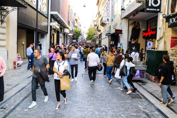 Atenas Grecia Noviembre 2021 Multitud Personas Caminando Comprando Calle Ermou — Foto de Stock