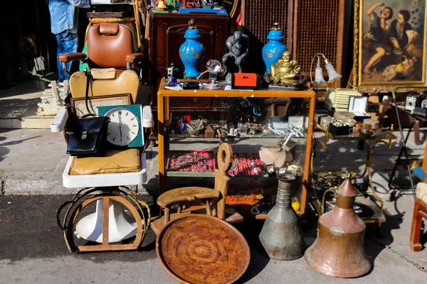 希腊雅典 2021年11月7日 著名的Monastiraki跳蚤市场 在Avissinas广场上 有许多古董商和二手交易商提供古董 银器和皮革制品 — 图库照片