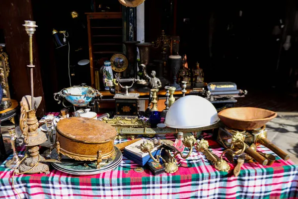 Atina, Yunanistan - 07 Kasım 2021 Ünlü Monastiraki bit pazarı. Avissinas Meydanı 'nda antika satıcıları ve ikinci el satıcılar antika, gümüş çatal bıçak ve deri eşyalar sunuyorlar.