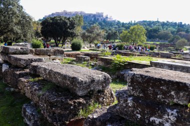 Atina, Yunanistan - 07 Kasım 2021 Antik Agora. Antik çağlarda Atina 'nın ana meydanı olan Agora kültürel, siyasi, ticari ve sosyal yaşamın merkeziydi. Bugün sadece harabeler kaldı.