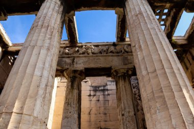 Atina, Yunanistan - 07 Kasım 2021 Antik Agora. Antik çağlarda Atina 'nın ana meydanı olan Agora kültürel, siyasi, ticari ve sosyal yaşamın merkeziydi. Bugün sadece harabeler kaldı.