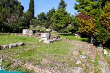 Atina, Yunanistan - 07 Kasım 2021 Antik Agora. Antik çağlarda Atina 'nın ana meydanı olan Agora kültürel, siyasi, ticari ve sosyal yaşamın merkeziydi. Bugün sadece harabeler kaldı.