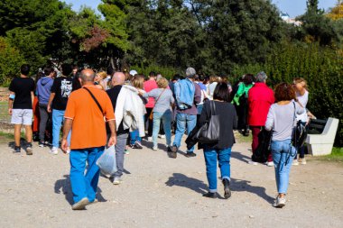 Atina, Yunanistan - Yunanistan 'ı vuran koronavirüs salgını sırasında Antik Agora' yı ziyaret eden turistler, maskeyi takmak zorunda değiller ama çoğu insan takıyor ve güvenlik kurallarına uyuyorlar
