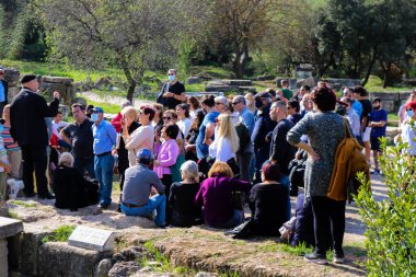 Atina, Yunanistan - Yunanistan 'ı vuran koronavirüs salgını sırasında Antik Agora' yı ziyaret eden turistler, maskeyi takmak zorunda değiller ama çoğu insan takıyor ve güvenlik kurallarına uyuyorlar