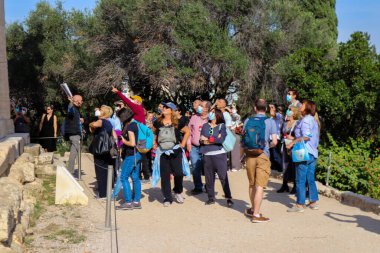 Atina, Yunanistan - Yunanistan 'ı vuran koronavirüs salgını sırasında Antik Agora' yı ziyaret eden turistler, maskeyi takmak zorunda değiller ama çoğu insan takıyor ve güvenlik kurallarına uyuyorlar