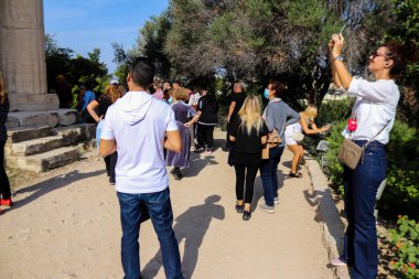 Atina, Yunanistan - Yunanistan 'ı vuran koronavirüs salgını sırasında Antik Agora' yı ziyaret eden turistler, maskeyi takmak zorunda değiller ama çoğu insan takıyor ve güvenlik kurallarına uyuyorlar
