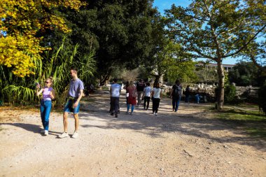 Atina, Yunanistan - Yunanistan 'ı vuran koronavirüs salgını sırasında Antik Agora' yı ziyaret eden turistler, maskeyi takmak zorunda değiller ama çoğu insan takıyor ve güvenlik kurallarına uyuyorlar