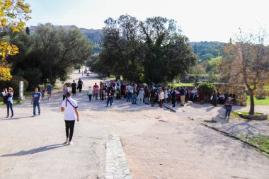 Atina, Yunanistan - Yunanistan 'ı vuran koronavirüs salgını sırasında Antik Agora' yı ziyaret eden turistler, maskeyi takmak zorunda değiller ama çoğu insan takıyor ve güvenlik kurallarına uyuyorlar