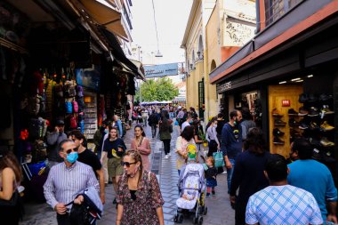 Atina, Yunanistan - Yunanistan 'daki koronavirüs salgını sırasında Avissinas Meydanı' ndaki Monastiraki bit pazarını ziyaret eden turistler için maskeyi takmak zorunlu değil, ancak pek çok kişi takıyor.