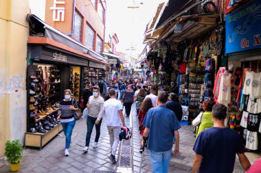 Atina, Yunanistan - Yunanistan 'daki koronavirüs salgını sırasında Avissinas Meydanı' ndaki Monastiraki bit pazarını ziyaret eden turistler için maskeyi takmak zorunlu değil, ancak pek çok kişi takıyor.