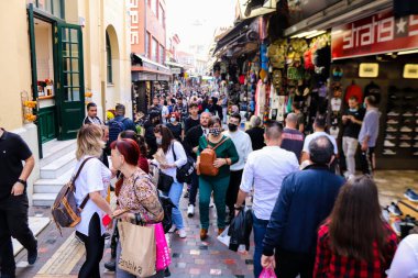 Atina, Yunanistan - Yunanistan 'daki koronavirüs salgını sırasında Avissinas Meydanı' ndaki Monastiraki bit pazarını ziyaret eden turistler için maskeyi takmak zorunlu değil, ancak pek çok kişi takıyor.