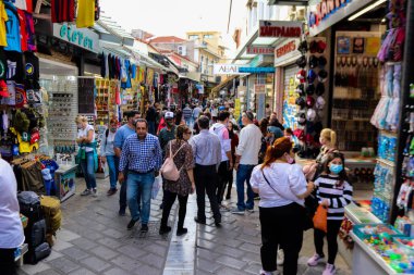 Atina, Yunanistan - Yunanistan 'daki koronavirüs salgını sırasında Avissinas Meydanı' ndaki Monastiraki bit pazarını ziyaret eden turistler için maskeyi takmak zorunlu değil, ancak pek çok kişi takıyor.
