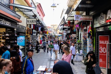 Atina, Yunanistan - Yunanistan 'daki koronavirüs salgını sırasında Avissinas Meydanı' ndaki Monastiraki bit pazarını ziyaret eden turistler için maskeyi takmak zorunlu değil, ancak pek çok kişi takıyor.